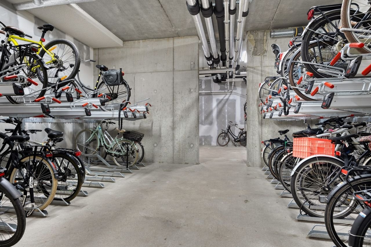 Spacious 4-room apartment Leiden - Image 44