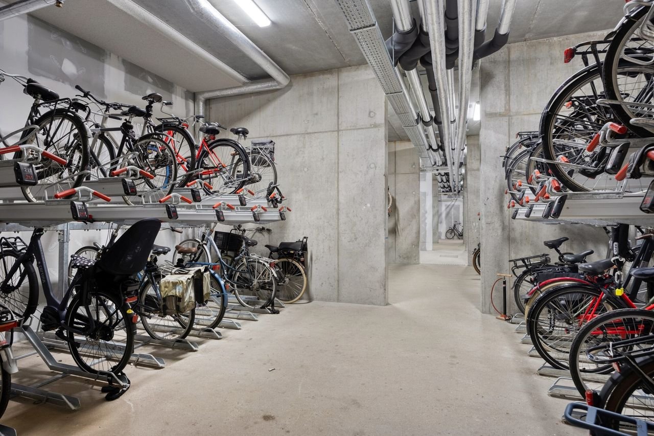 Spacious 4-room apartment Leiden - Image 41