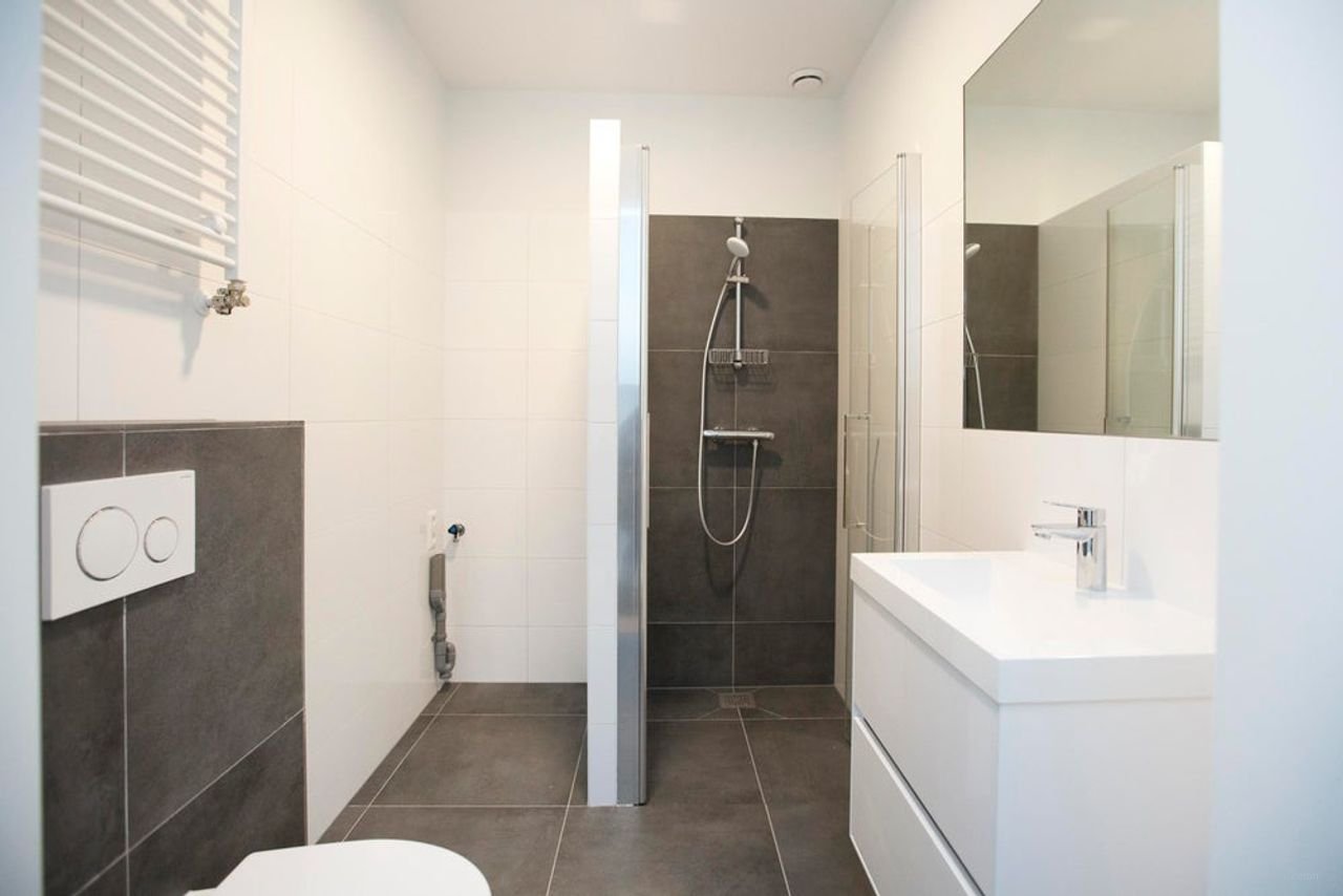 Luxury 1-bedroom apartment near the city center - Image 5