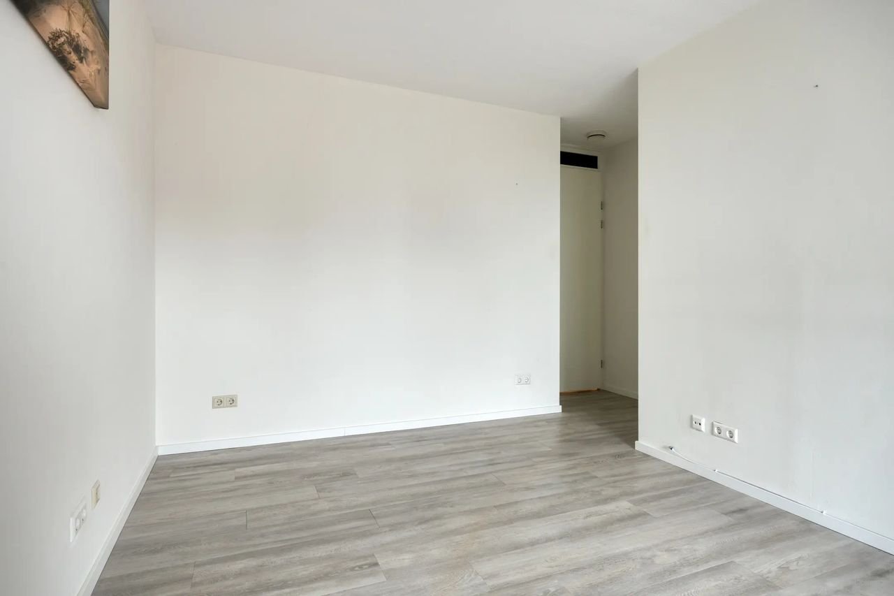 Modern apartment with waterfront views - Image 8