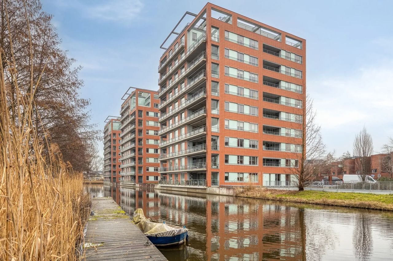 Modern apartment with waterfront views - Image 21