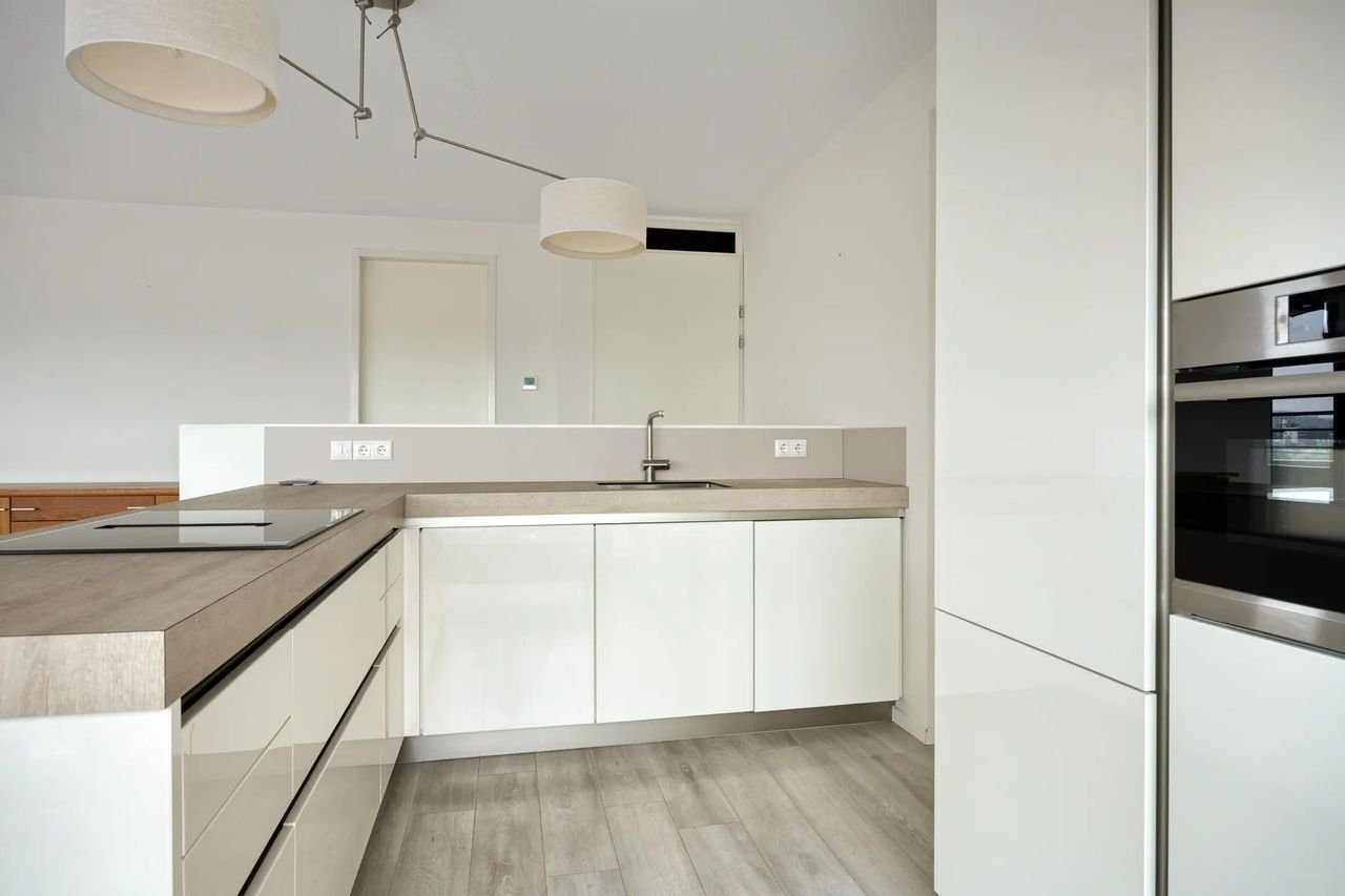 Modern apartment with waterfront views - Image 7