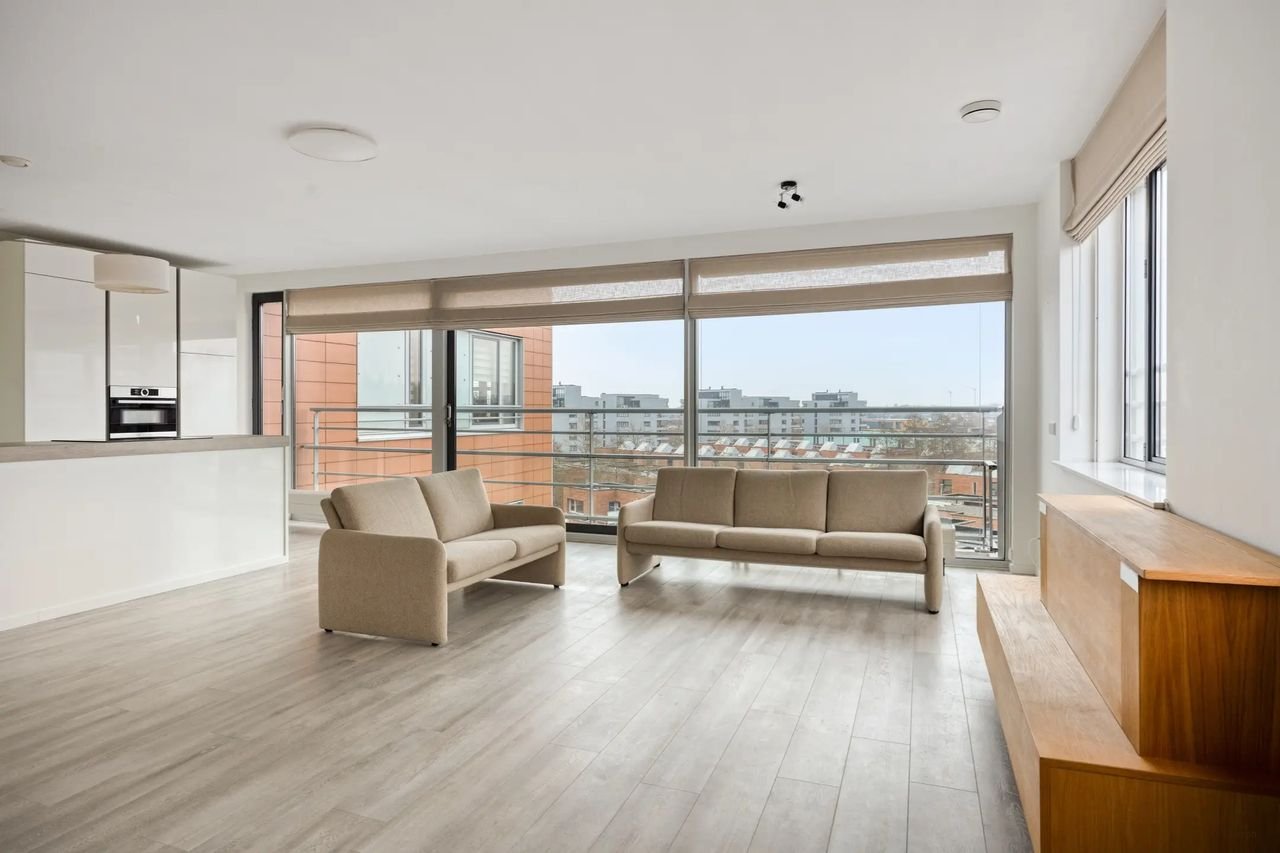 Modern apartment with waterfront views - Image 4