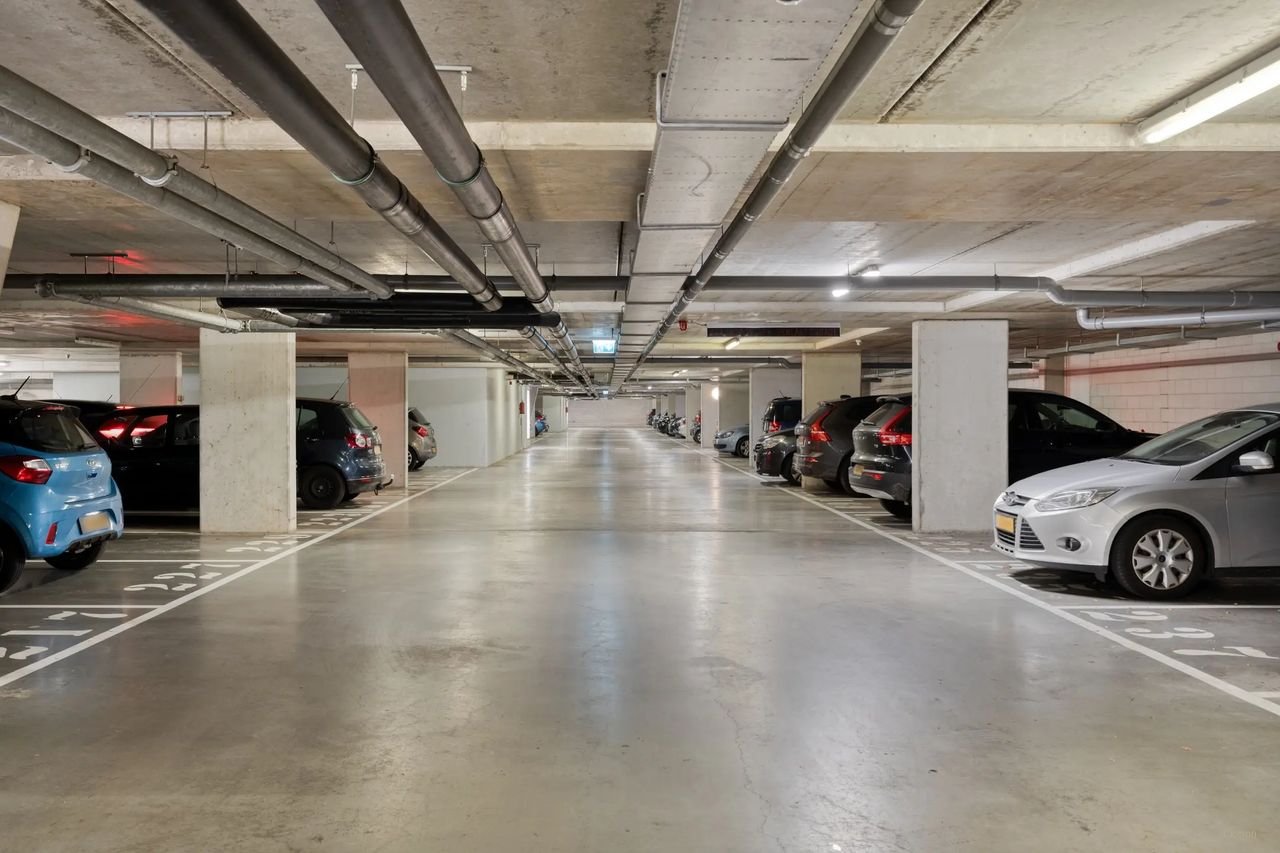 Modern apartment with waterfront views - Image 18