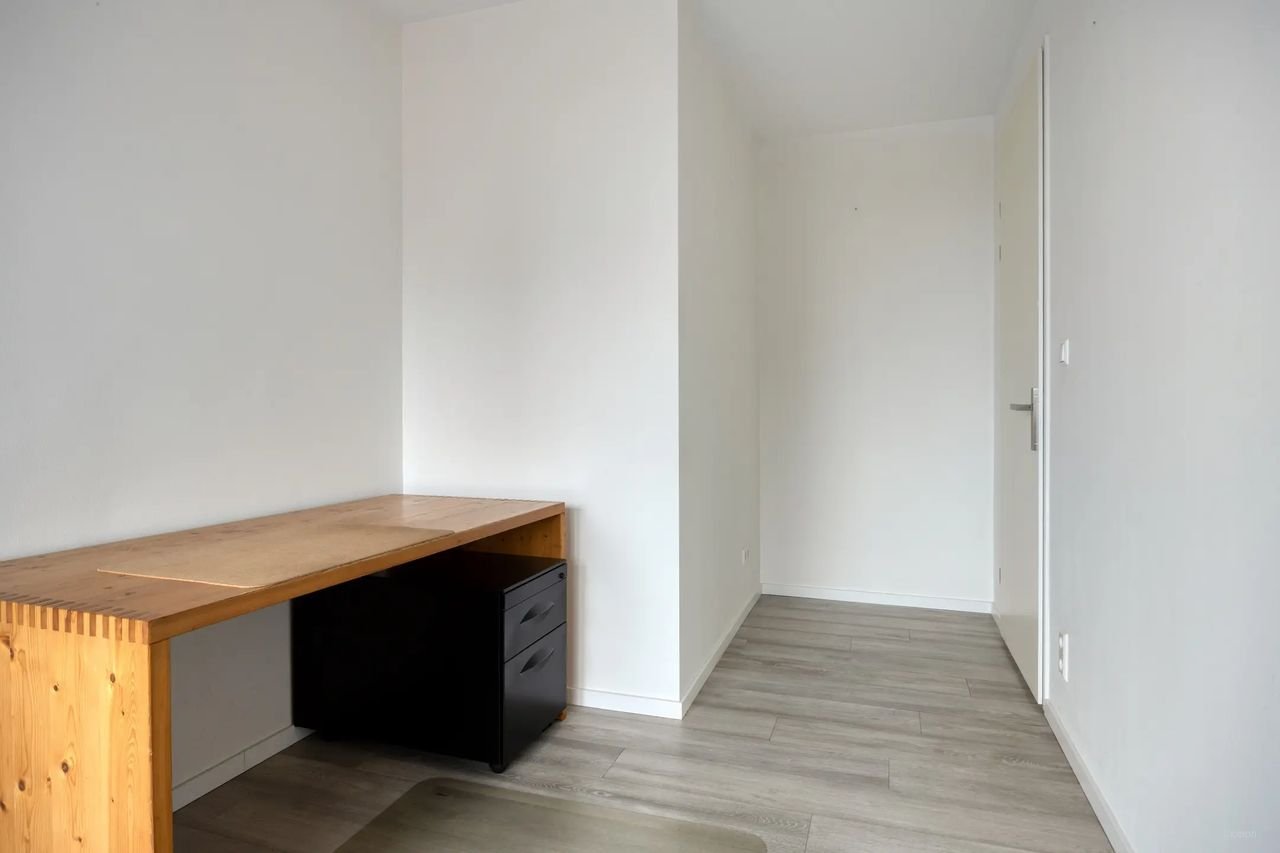 Modern apartment with waterfront views - Image 11