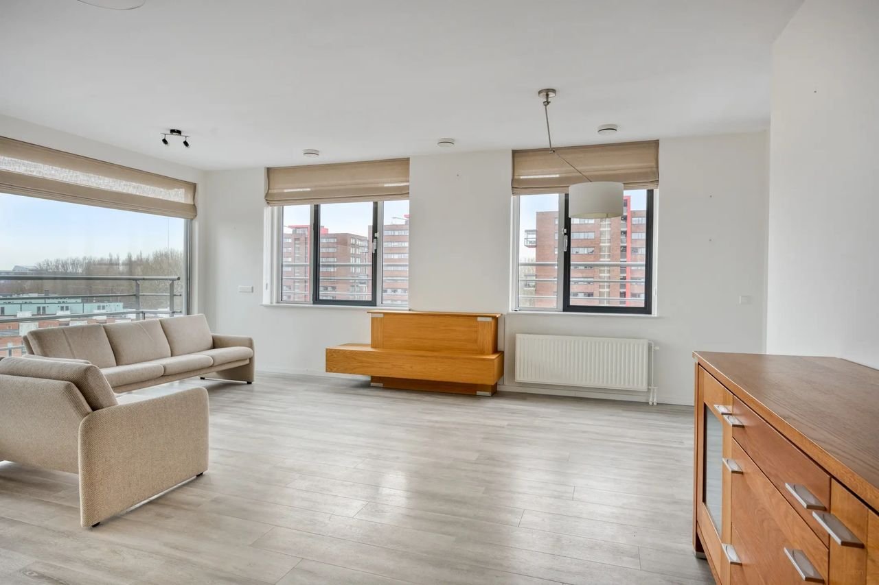 Modern apartment with waterfront views - Image 3