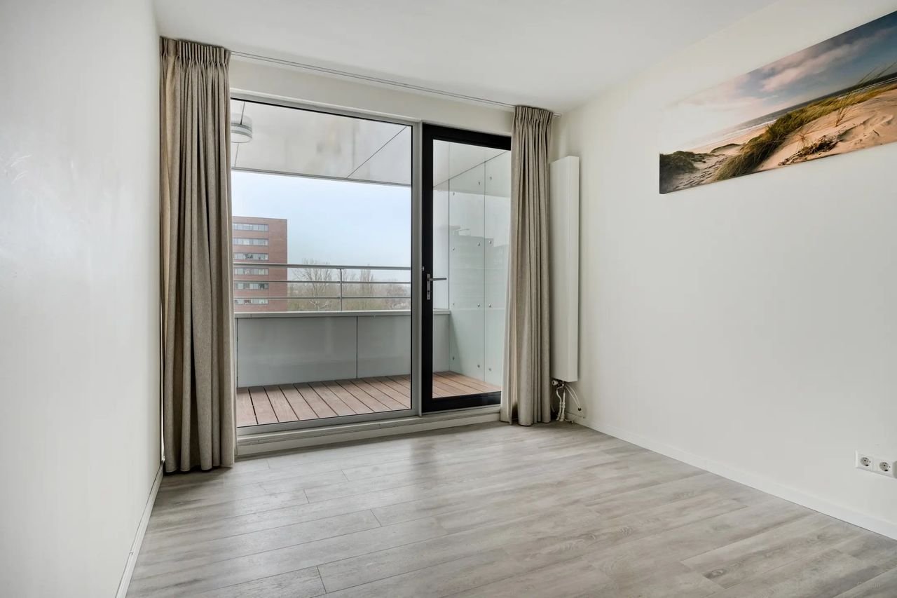 Modern apartment with waterfront views - Image 9