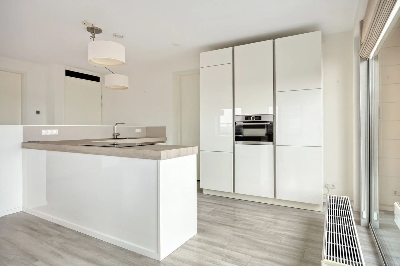 Modern apartment with waterfront views - Image 6