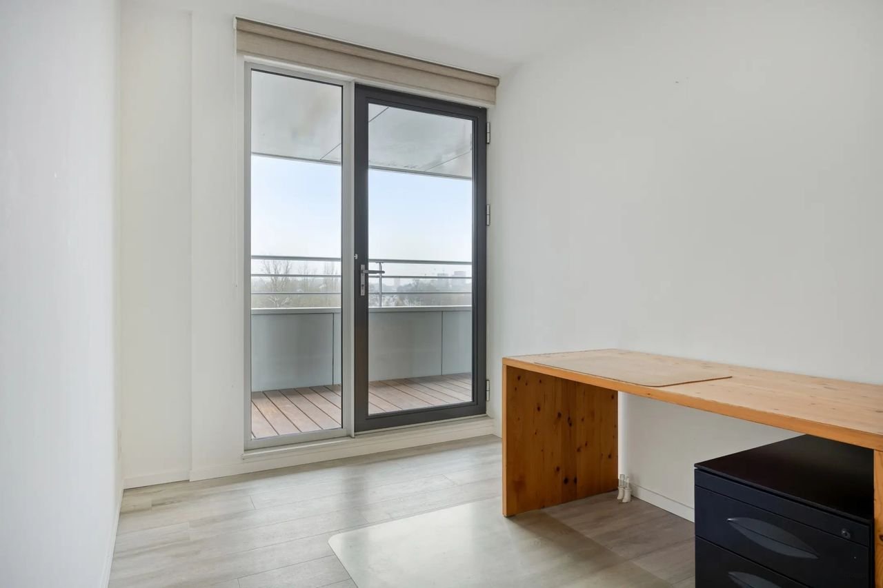 Modern apartment with waterfront views - Image 10