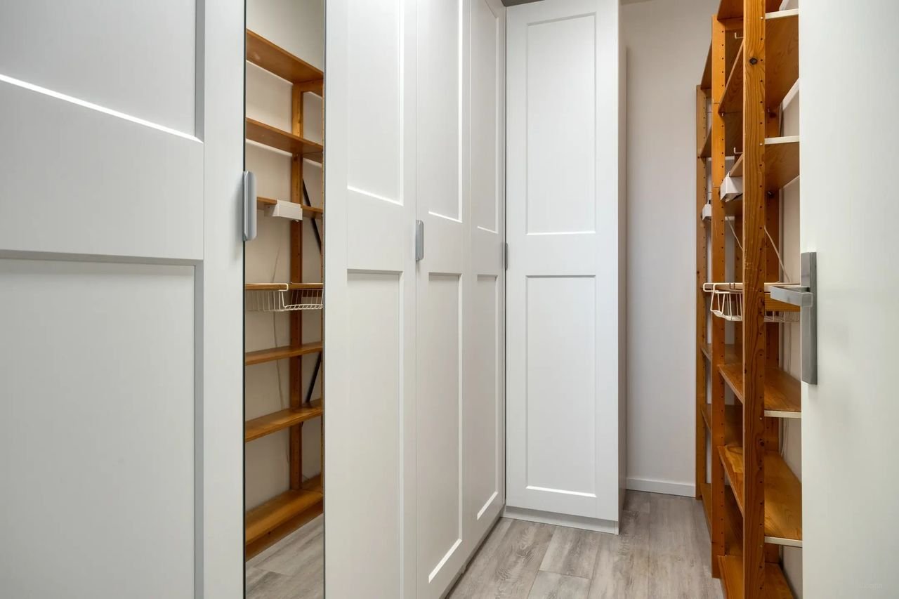 Modern apartment with waterfront views - Image 12