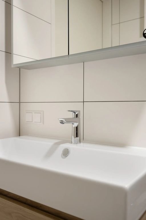 Modern apartment with waterfront views - Image 16