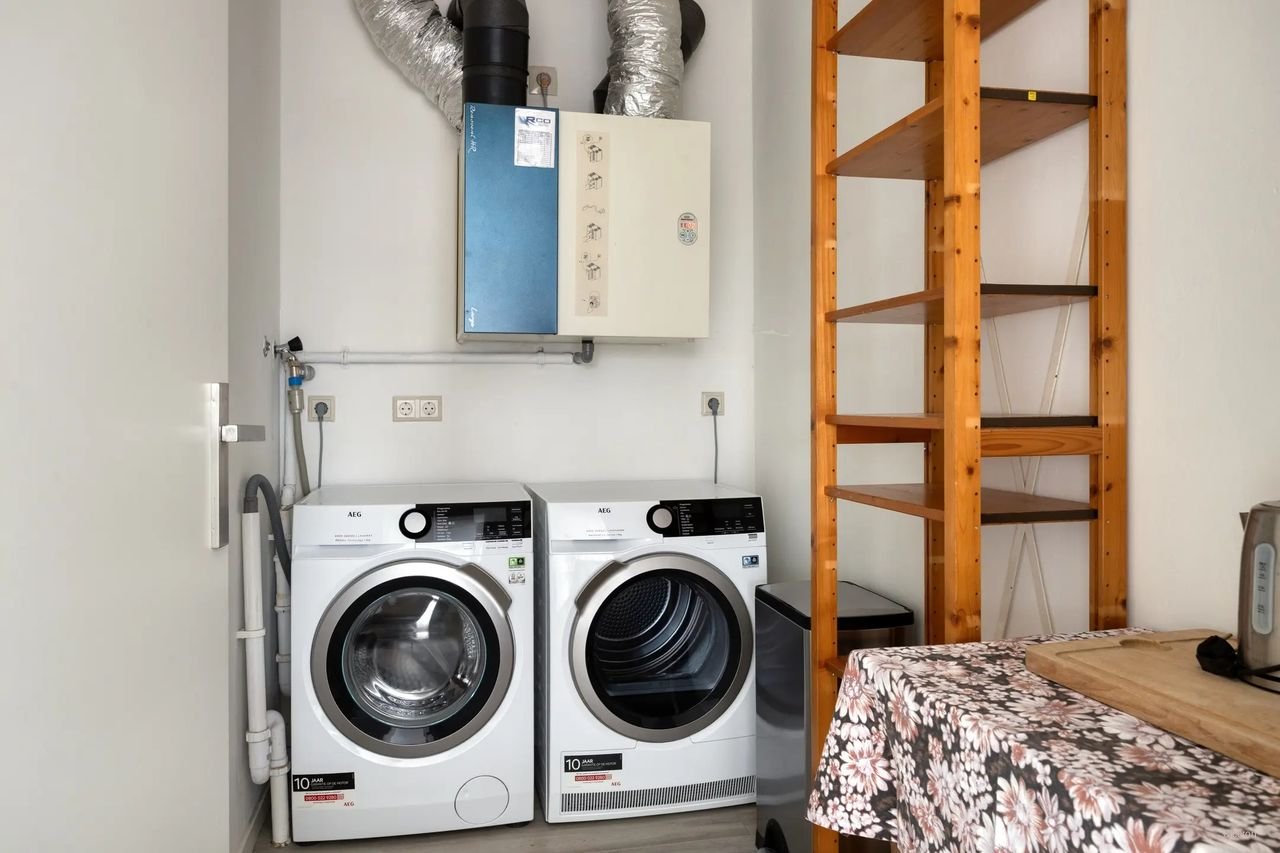 Modern apartment with waterfront views - Image 13