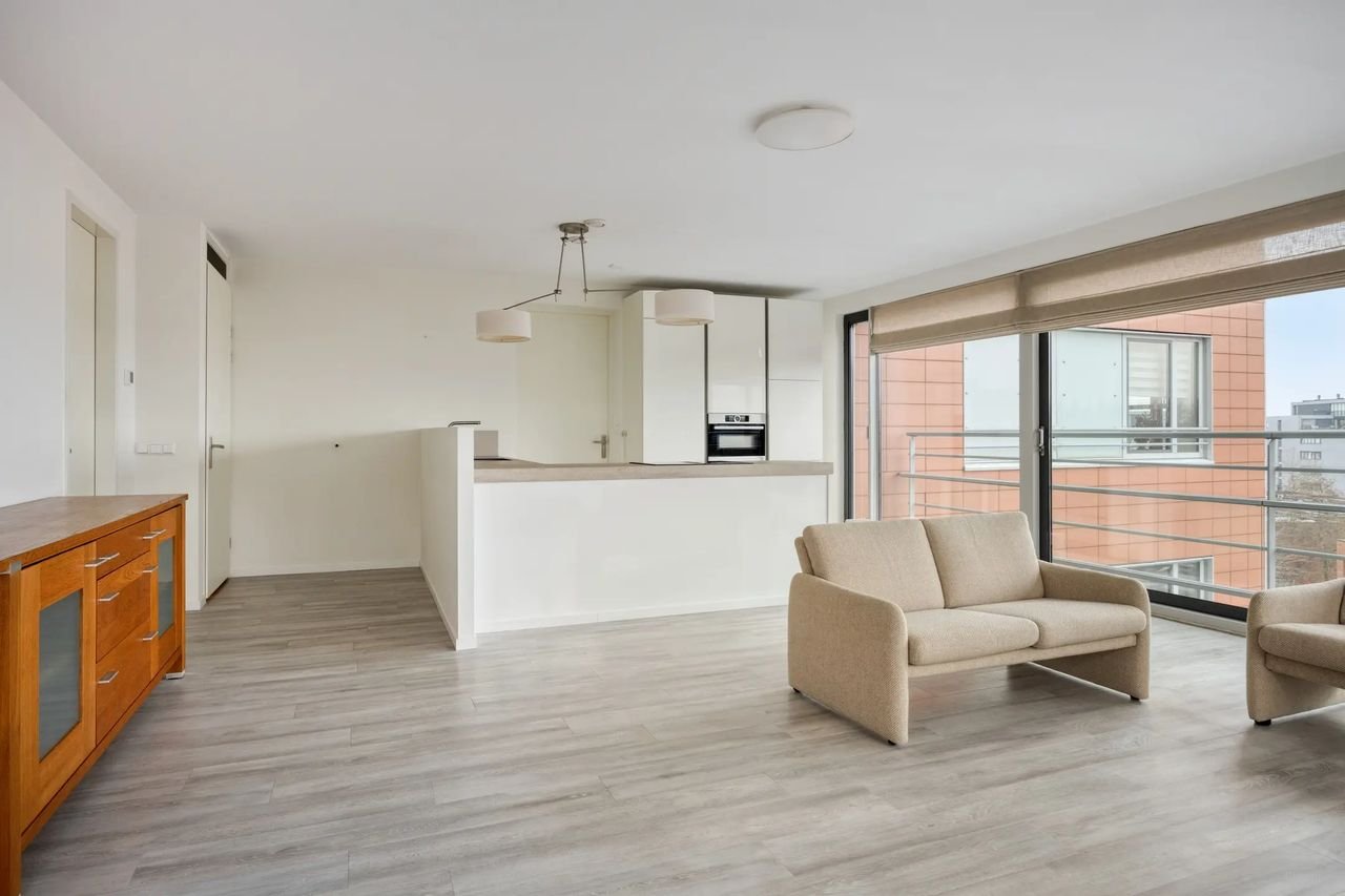 Modern apartment with waterfront views - Image 5