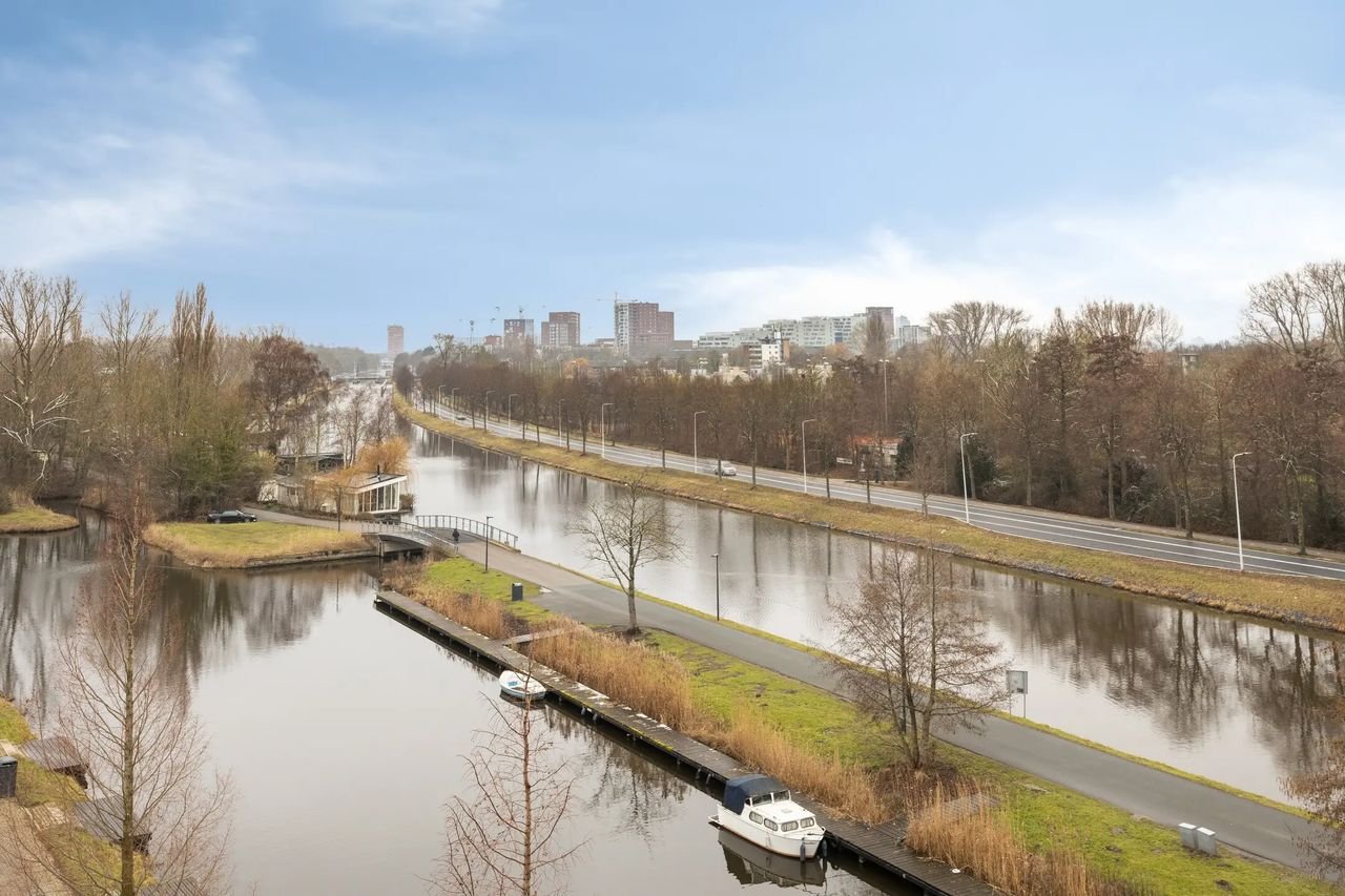 Modern apartment with waterfront views - Image 19