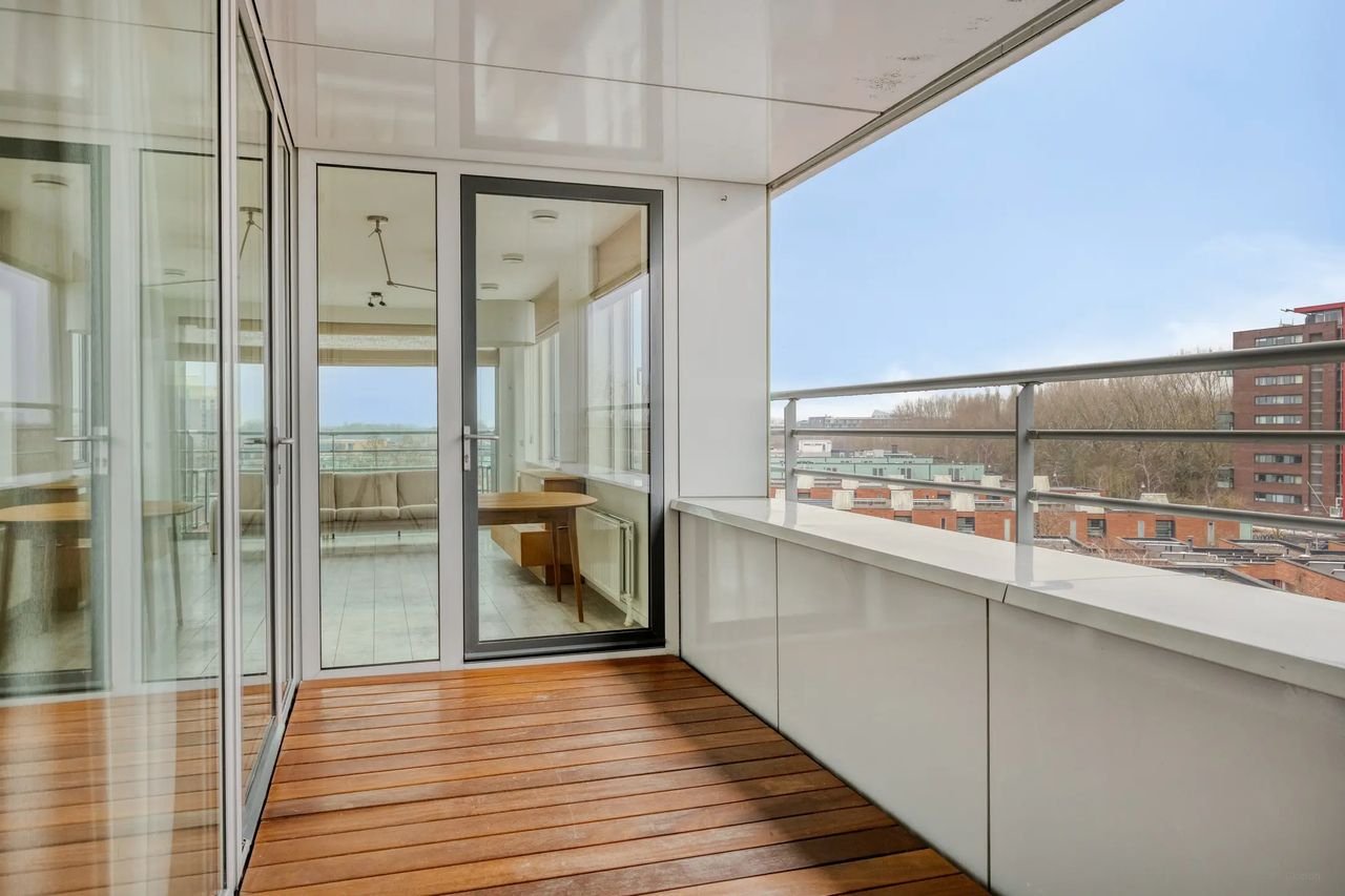 Modern apartment with waterfront views - Image 17