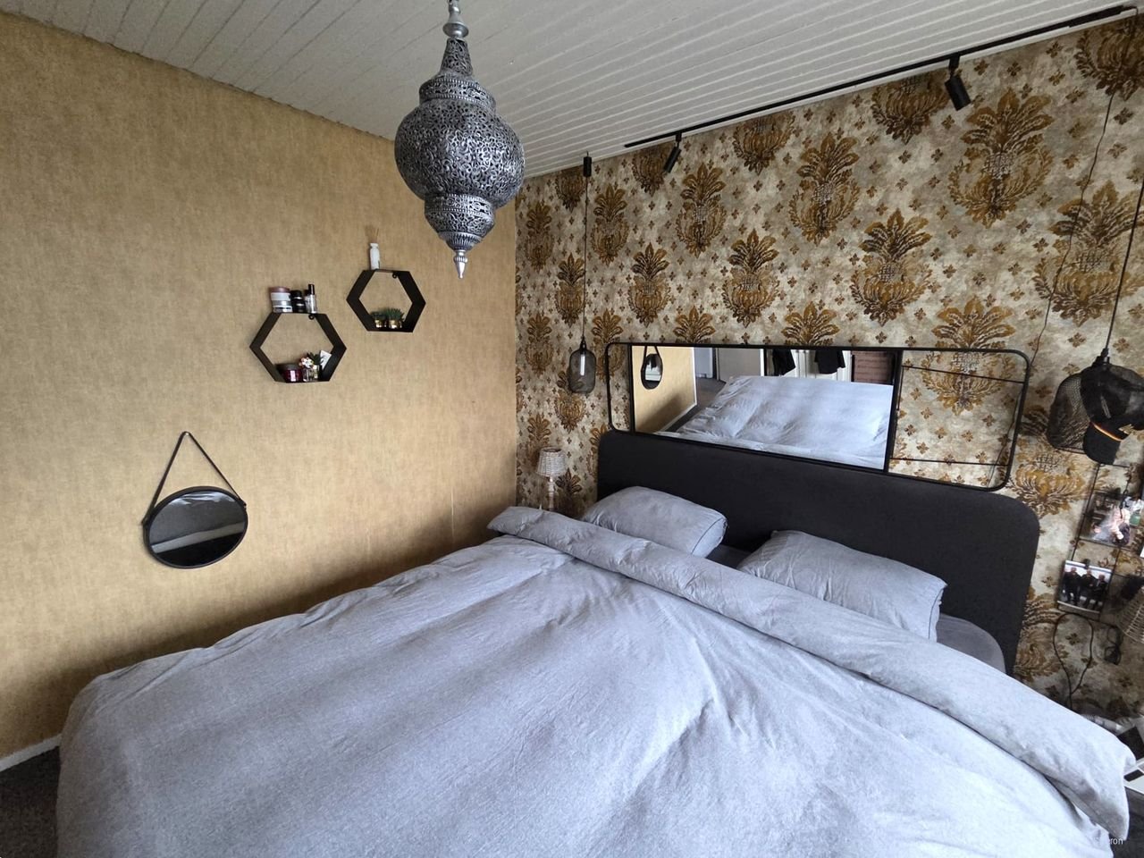 Spacious family home bordering green space in Emmen - Image 11