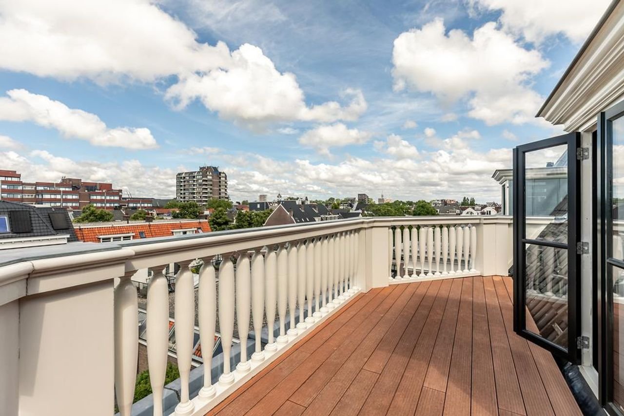 Luxurious monumental apartment with canal view - Image 24