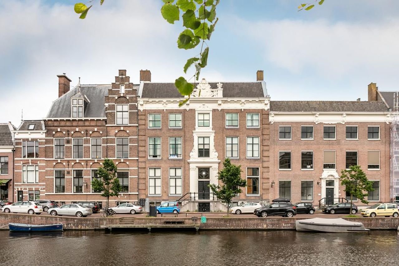 Luxurious monumental apartment with canal view - Image 1