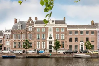 Luxurious monumental apartment with canal view