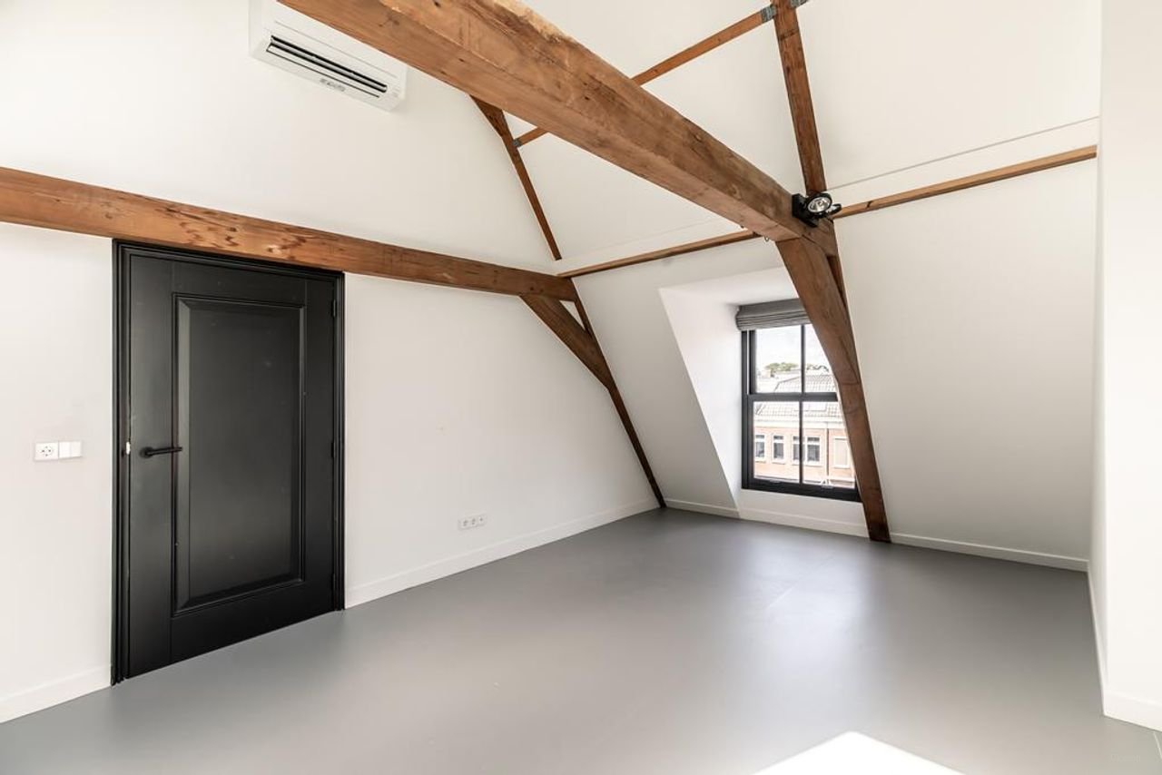 Luxurious monumental apartment with canal view - Image 12