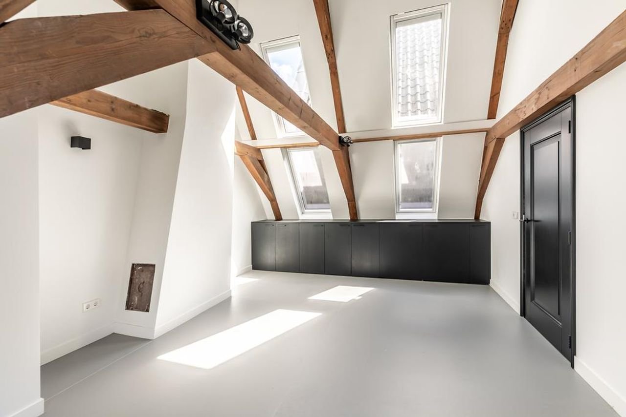 Luxurious monumental apartment with canal view - Image 13