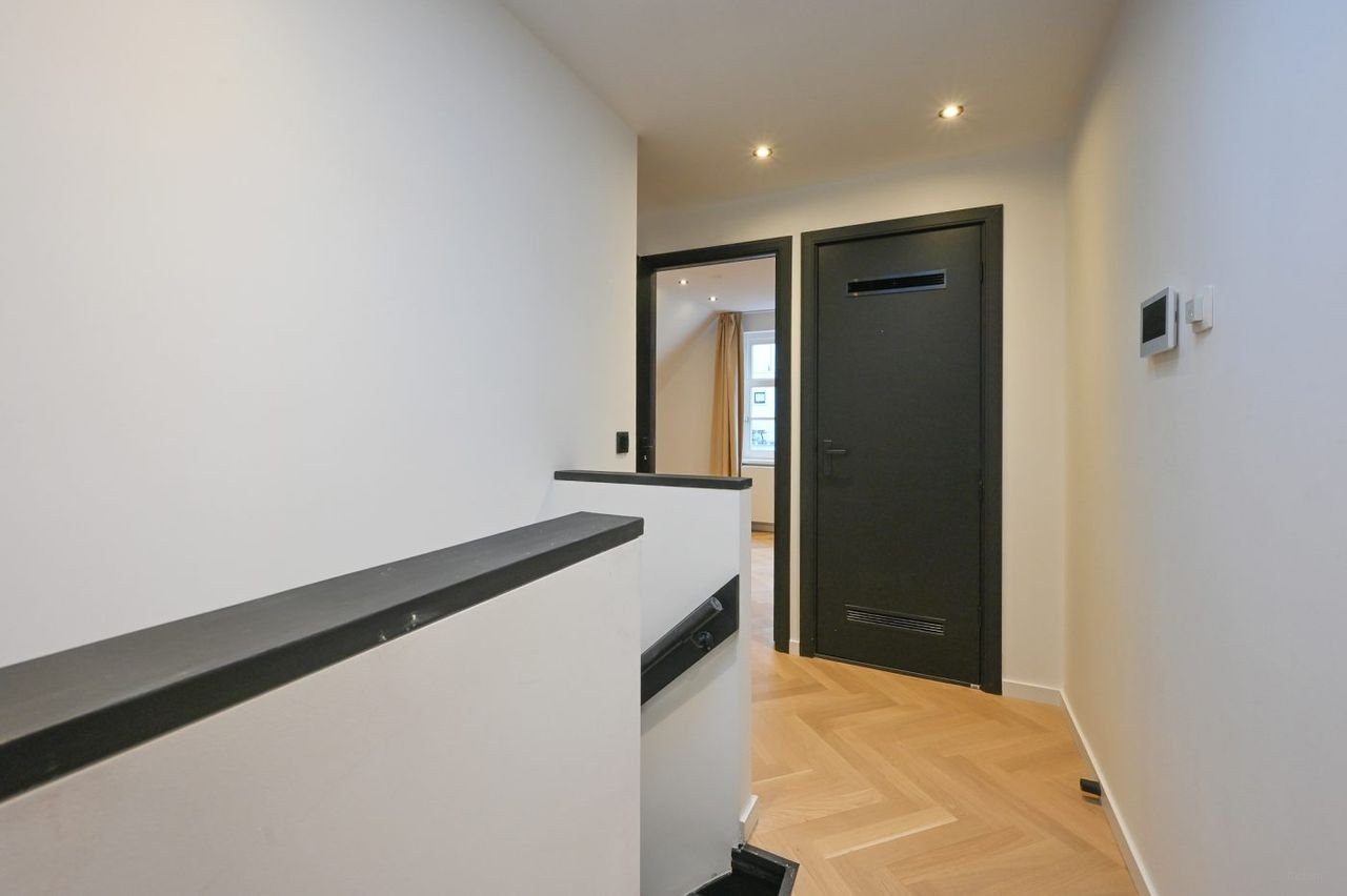 Luxury 5-bedroom home with garden - Image 31