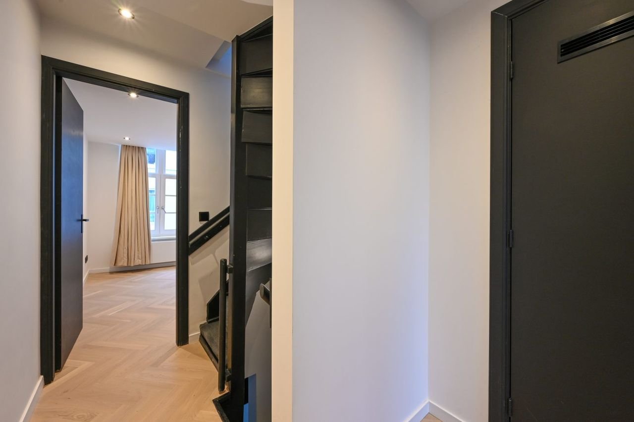 Luxury 5-bedroom home with garden - Image 21