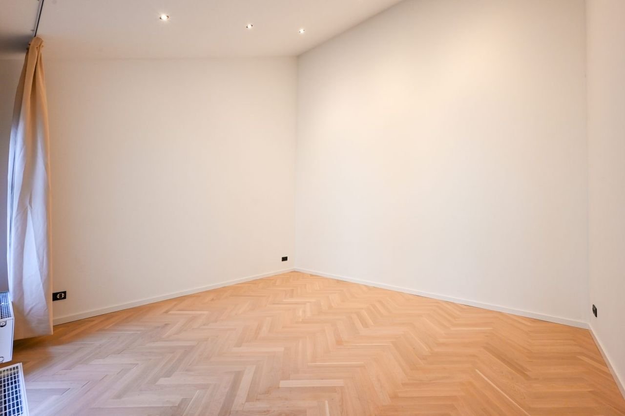 Luxury 5-bedroom home with garden - Image 16