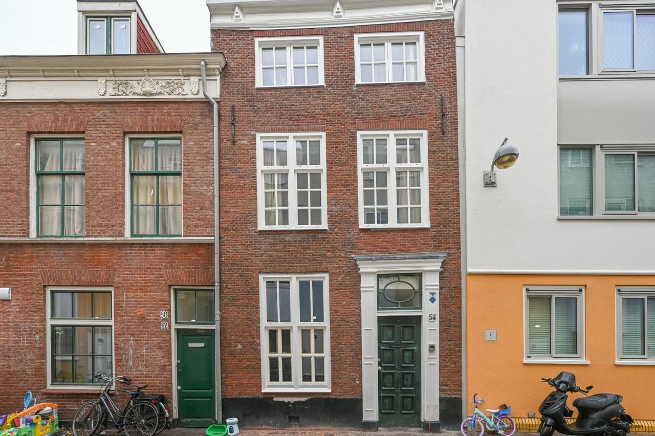 Luxury 5-bedroom home with garden - Image 2