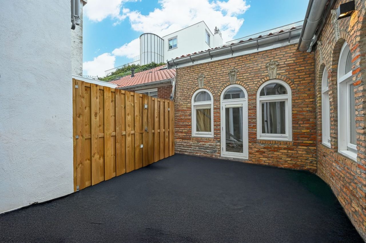 Luxury 5-bedroom home with garden - Image 19