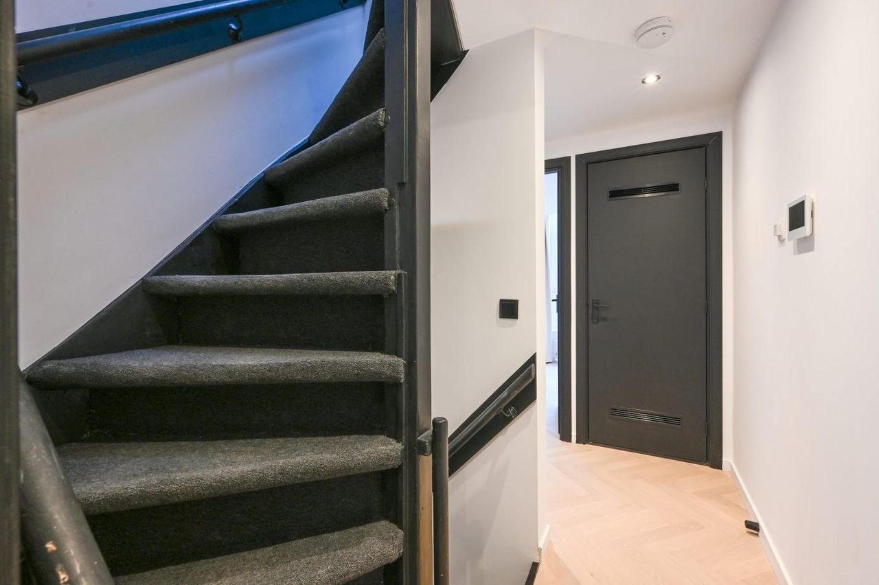 Luxury 5-bedroom home with garden - Image 20