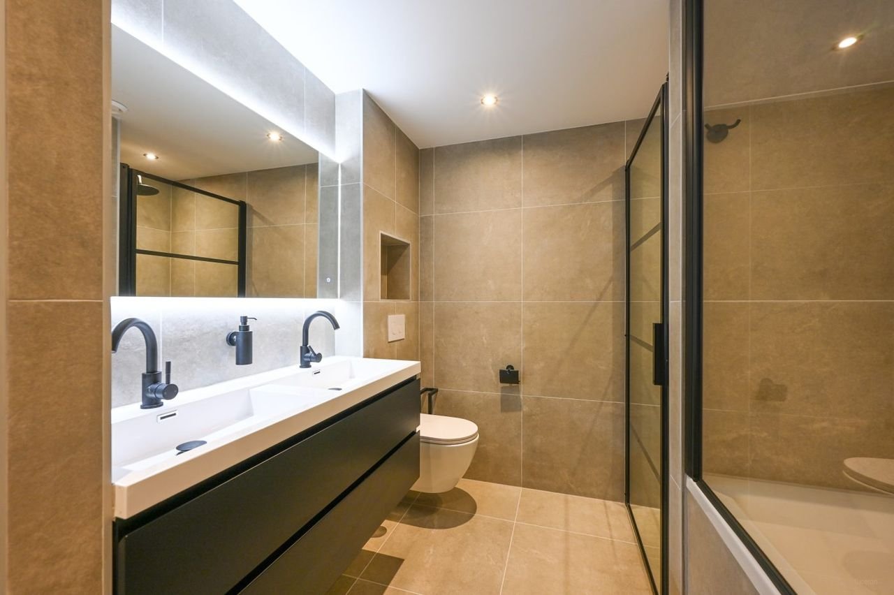 Luxury 5-bedroom home with garden - Image 26