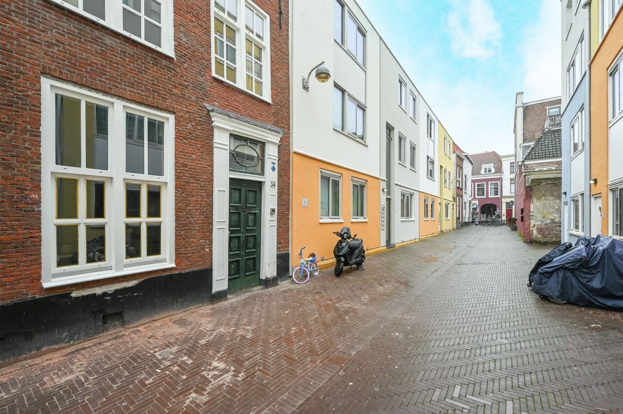 Luxury 5-bedroom home with garden - Image 3