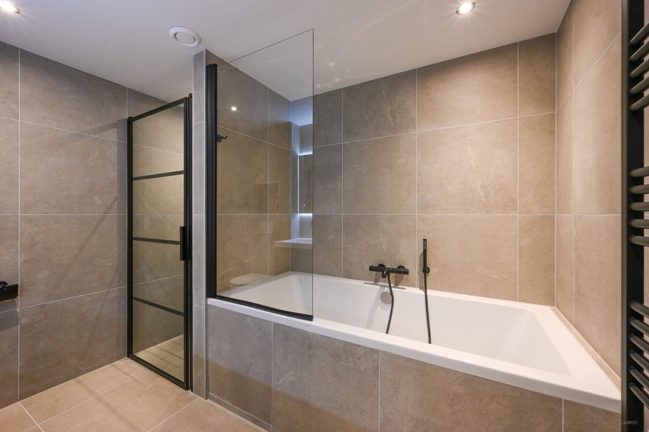 Luxury 5-bedroom home with garden - Image 25