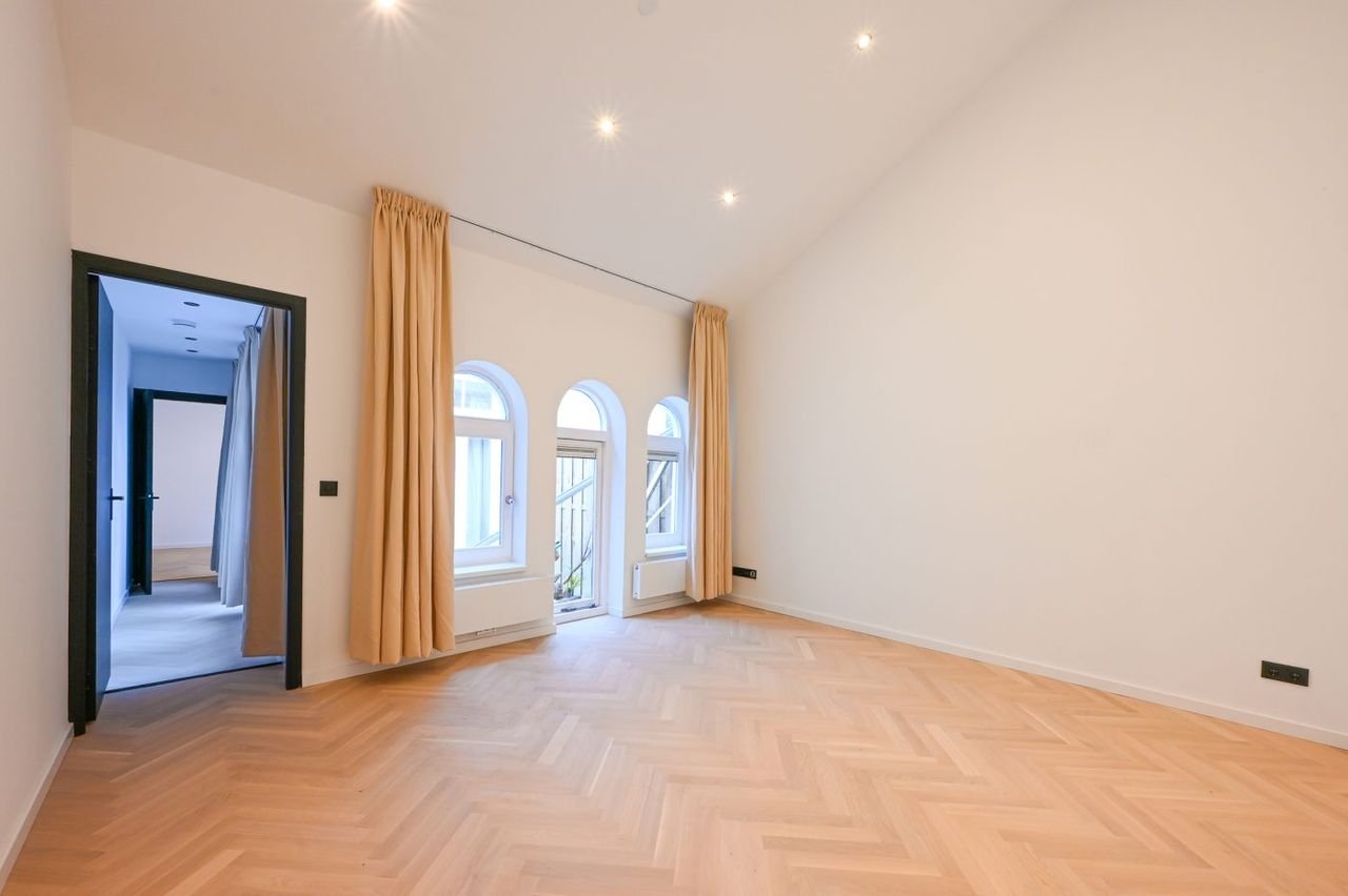 Luxury 5-bedroom home with garden - Image 17