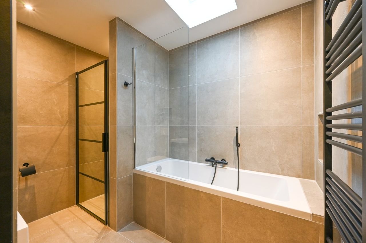 Luxury 5-bedroom home with garden - Image 36