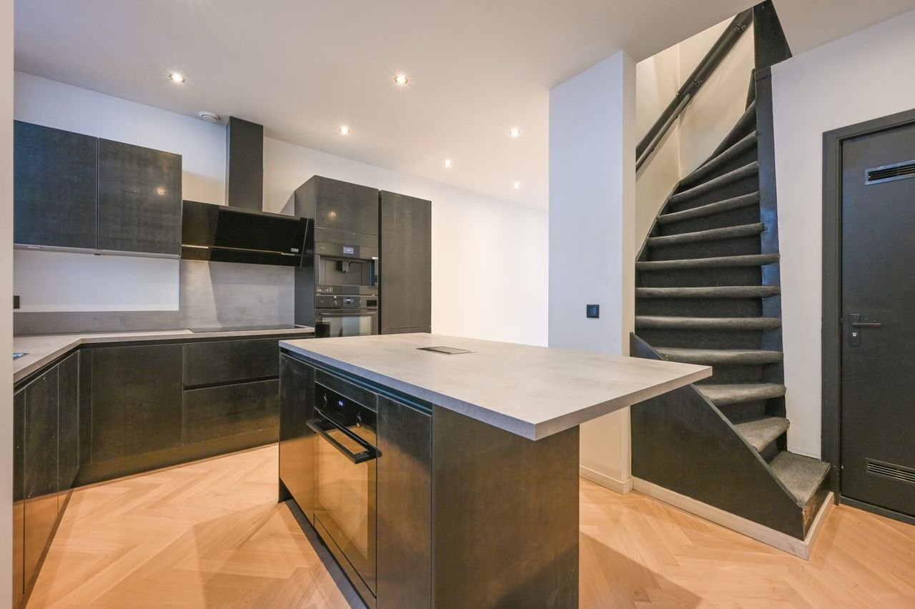 Luxury 5-bedroom home with garden - Image 5