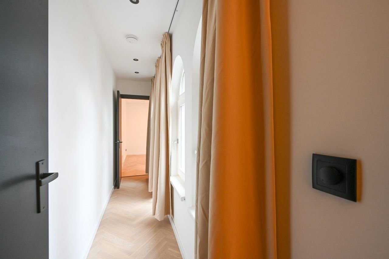 Luxury 5-bedroom home with garden - Image 14