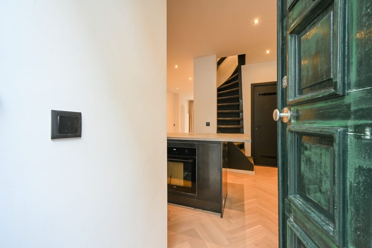 Luxury 5-bedroom home with garden - Image 4