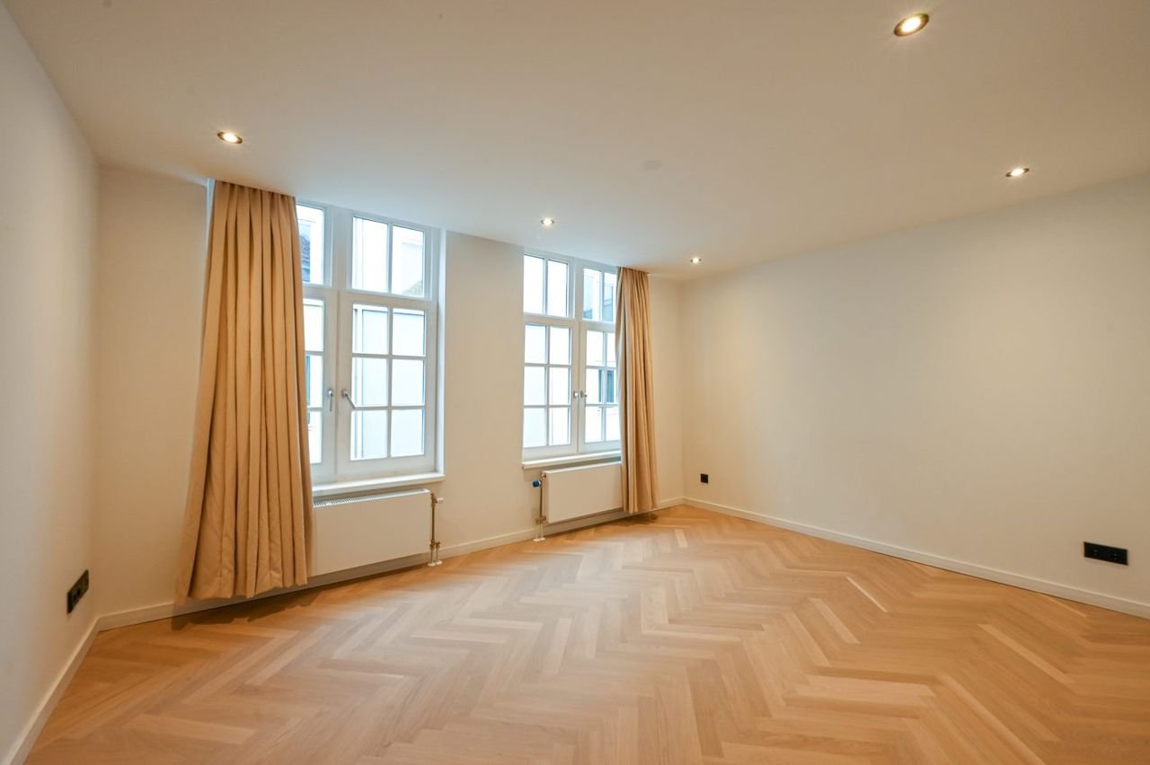 Luxury 5-bedroom home with garden - Image 22