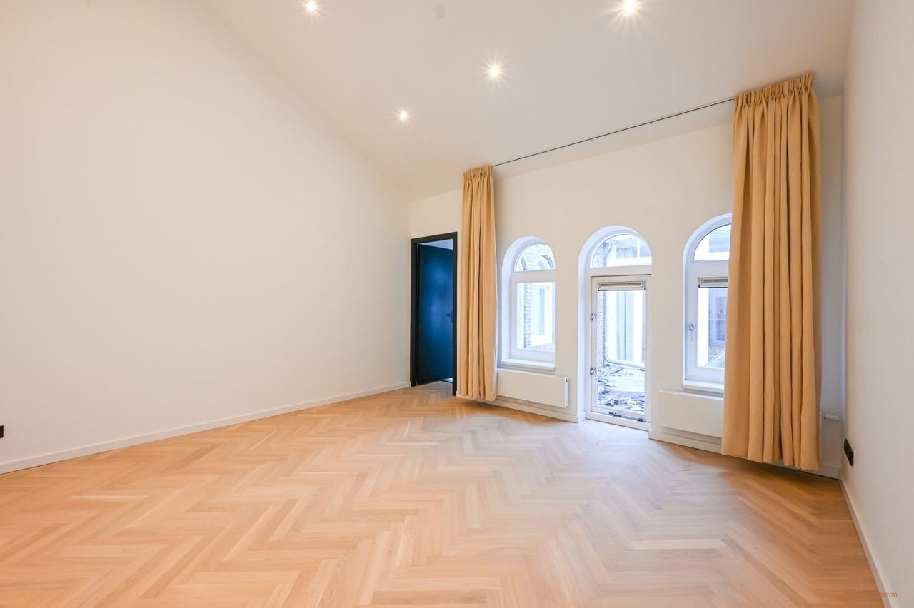 Luxury 5-bedroom home with garden - Image 18