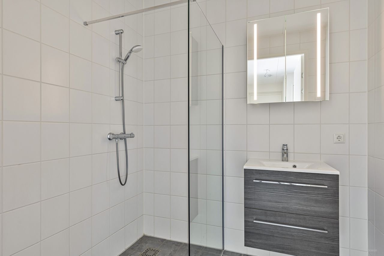 Modern 2-bedroom apartment with balcony in Laakhaven - Image 7