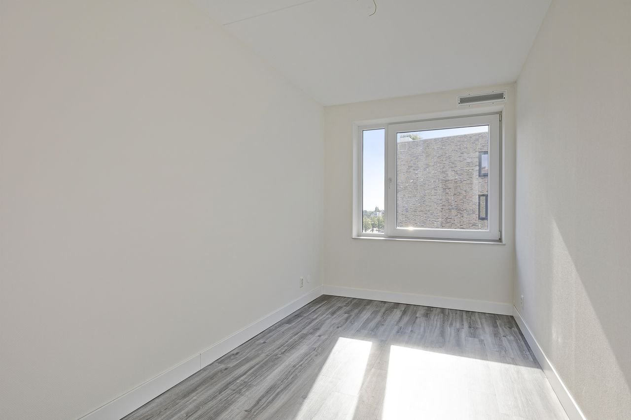 Modern 2-bedroom apartment with balcony in Laakhaven - Image 6