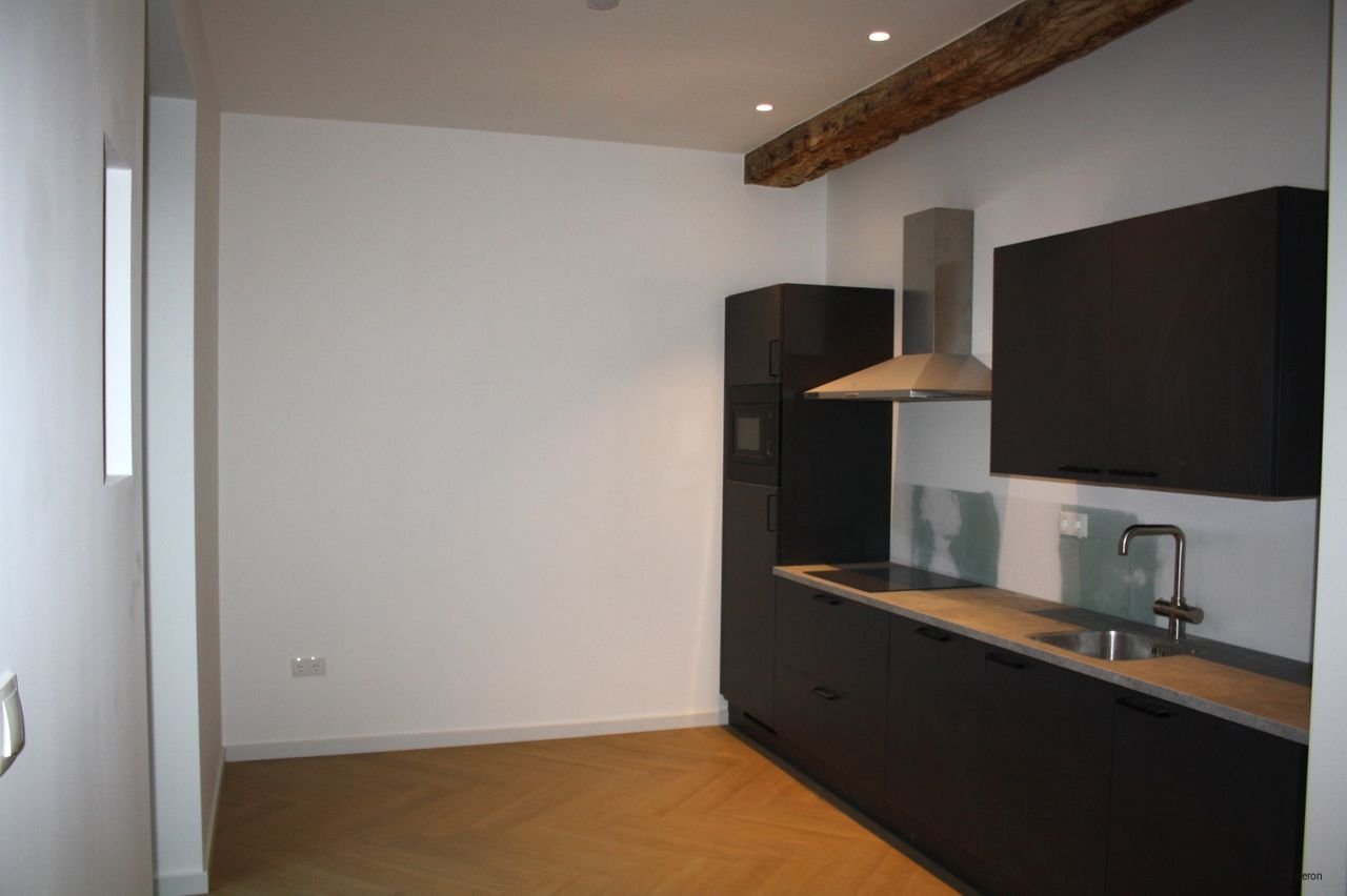 Upper-floor apartment with roof terrace on the Oude Markt - Image 4