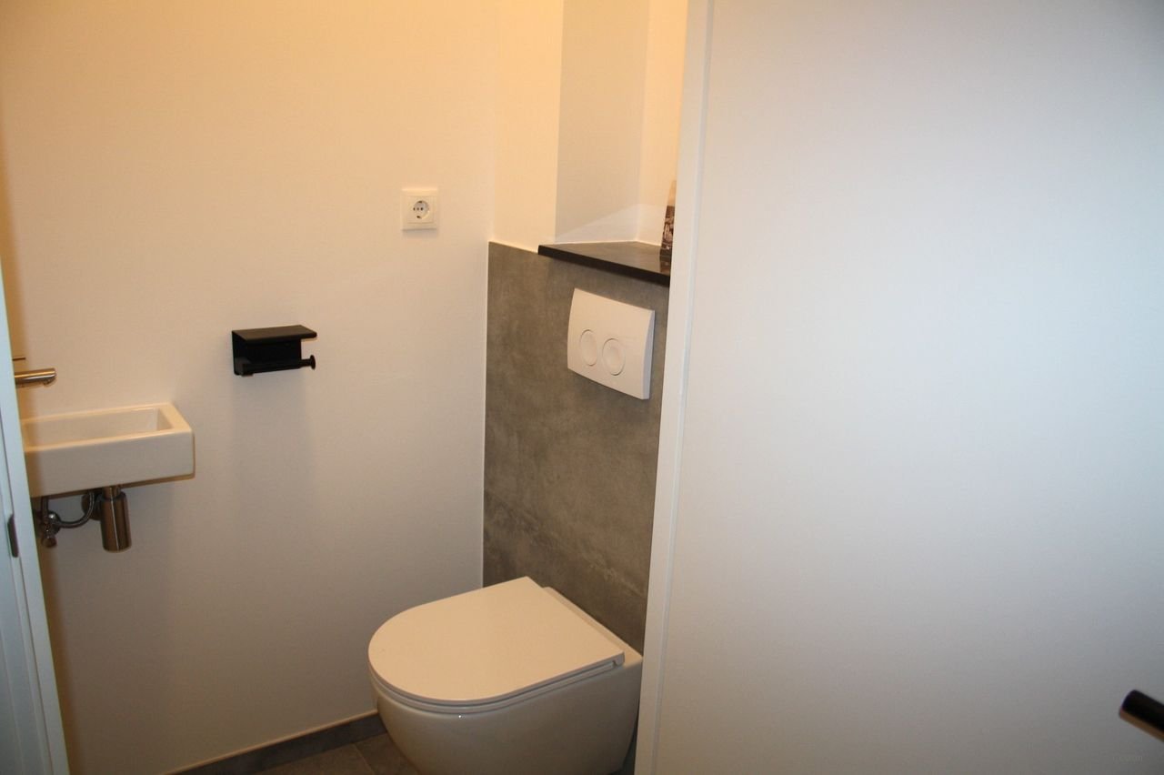 Upper-floor apartment with roof terrace on the Oude Markt - Image 11