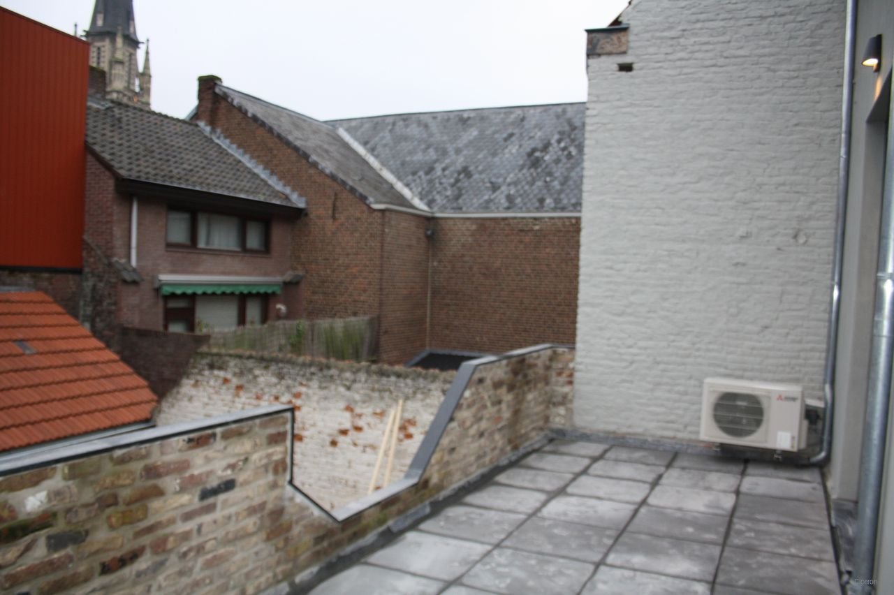 Upper-floor apartment with roof terrace on the Oude Markt - Image 9