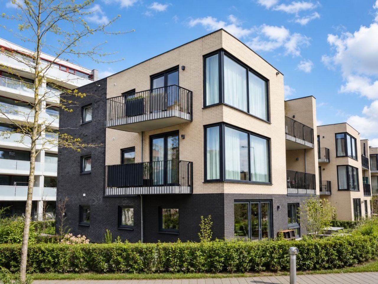 Tweekamerappartement met balkon en parking aan het Sophiapark - Afbeelding 1