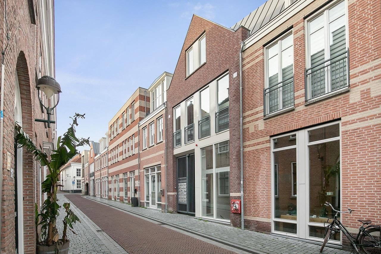 Spacious 4-room apartment in the heart of Bergen op Zoom - Image 1