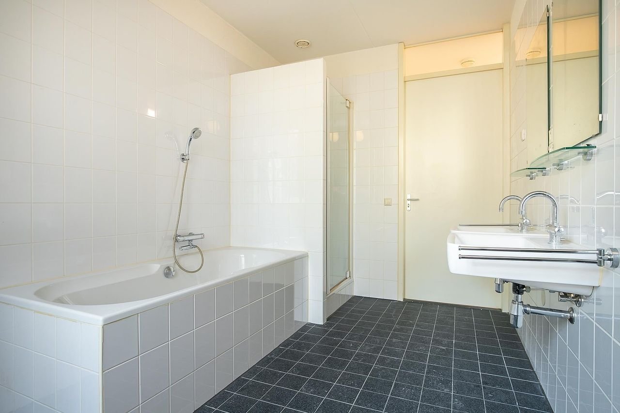 Spacious 4-room apartment in the heart of Bergen op Zoom - Image 17