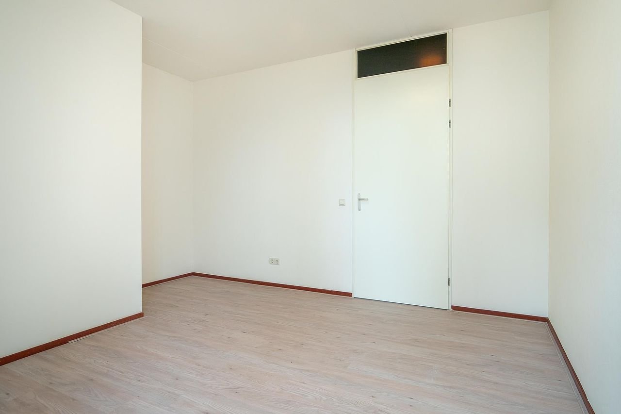 Spacious 4-room apartment in the heart of Bergen op Zoom - Image 13